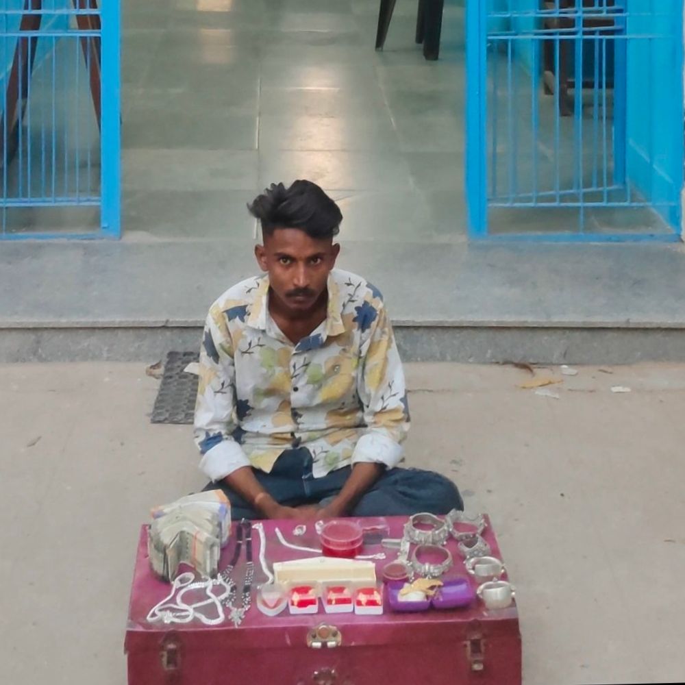 વાવડીમાં 8.36 લાખની ચોરી: આરોપી મુદ્દામાલ સાથે ઝડપાયો:ગામના શખ્સે નળિયા ખોલી રોકડ, દાગીના ચોર્યા