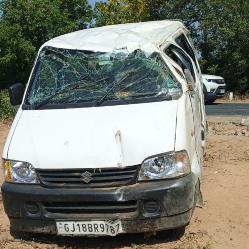 ગિફ્ટ સિટી રોડ પર સ્કૂલવાન પલટી:અકસ્માતમાં 16માંથી 4 વિદ્યાર્થીઓ ઘાયલ, વાલીઓના જીવ અધ્ધર થયા