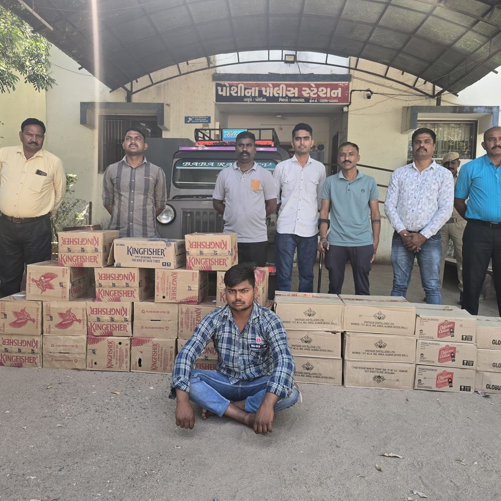 વલસાડી નજીક કમાન્ડર જીપમાંથી દારૂ ઝડપાયો:₹ 2.02 લાખનો વિદેશી દારૂ, ચાલકની ધરપકડ