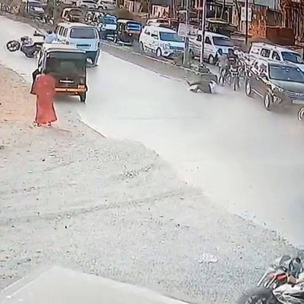 ઈકો કારે એક્ટિવાને દડાની માફક ઉલાળ્યું, બાઈકને અડફેટે લીધું, CCTV:ઉમરગામના ગોળ કેન્ટીન ચાર રસ્તા પાસે હિટ એન્ડ રનનો ચકચારી બનાવ, ઈજાગ્રસ્તોને હોસ્પિટલ ખસેડાયા