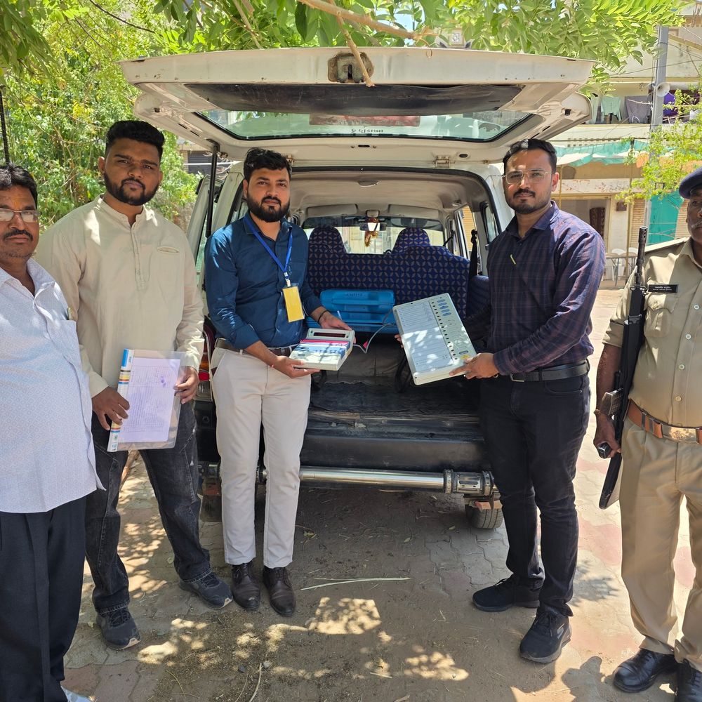 હિંમતનગરમાં EVM નિદર્શન દ્વારા મતદાતા જાગૃતિ કાર્યક્રમ:6 વોર્ડના 48 મતદાન મથકો પર 6 ટીમો નિદર્શન કરી રહી છે