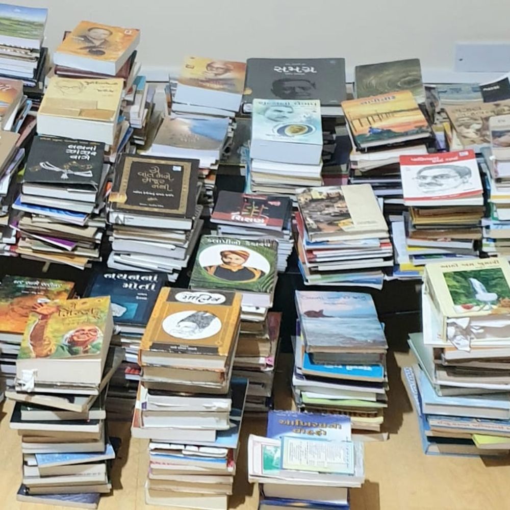 વિશ્વ પુસ્તક દિવસ: ધરમપુરના ઇલ્યાસભાઈએ લંડનમાં 625 પુસ્તકોની લાઇબ્રેરી બનાવી ગુજરાતી સાહિત્યને જીવંત રાખ્યું.