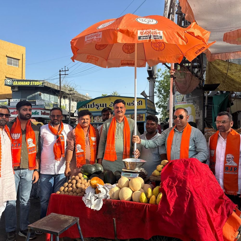 પાટણમાં ભાજપે નાના વેપારીઓને છત્રી વિતરણ કર્યું:ઉનાળાની કાળઝાળ ગરમીથી રક્ષણ આપવા પહેલ