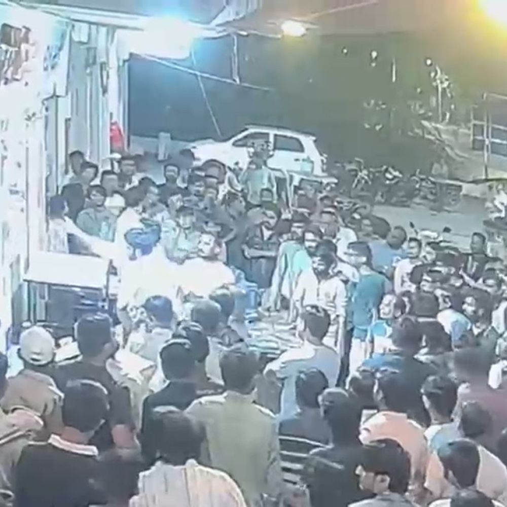 મહિલા વેપારીને ધમકી આપી, સ્કોર્પિયોથી યુવકને ઉલાળ્યો, CCTV:મોરબીના વાવડીમાં લેતીદેતી મામલે ઝઘડો થતાં દુકાને લોકોના ટોળેટોળા ઉમટ્યાં, 2 શખસ સામે ફરિયાદ