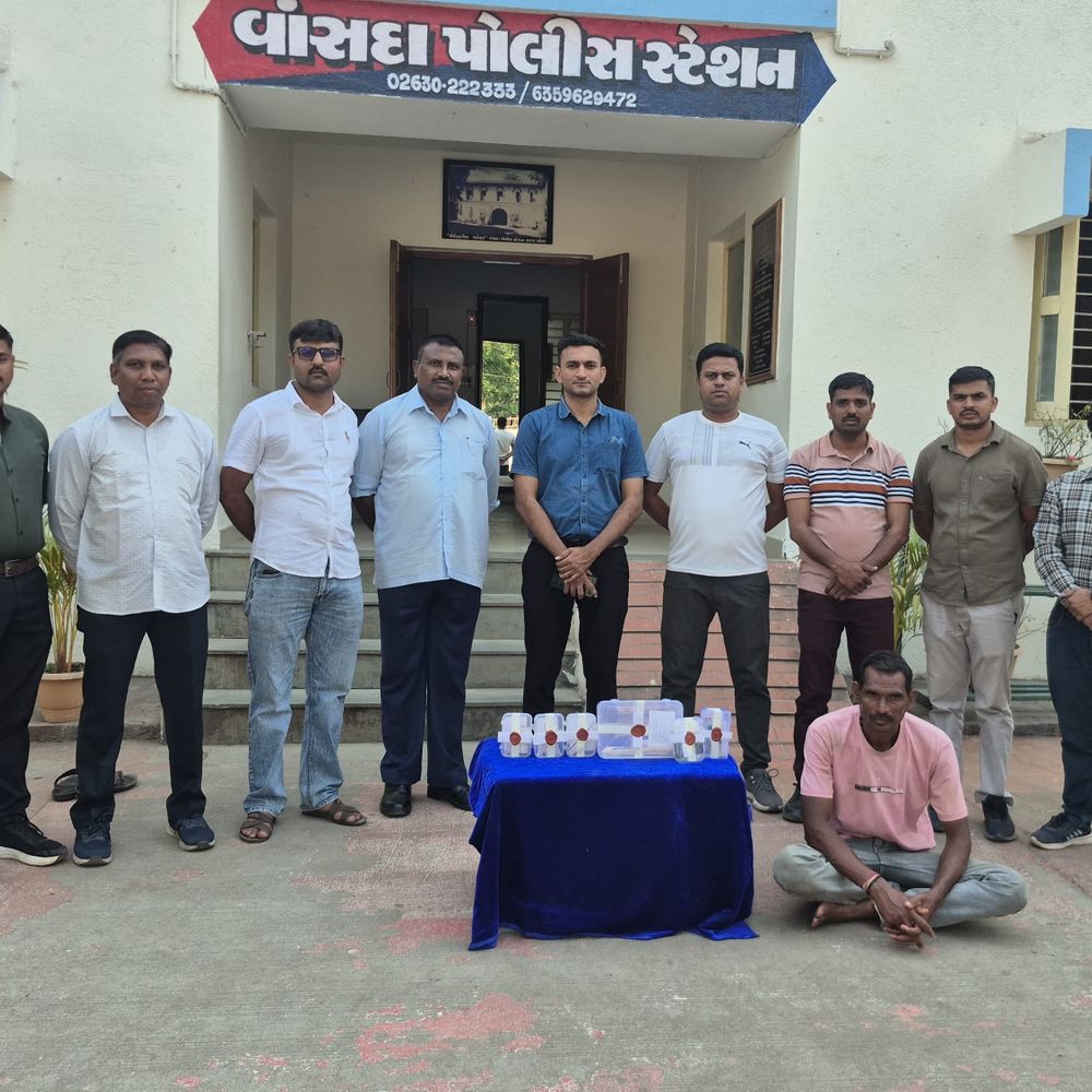 વાંસદામાંથી પાસ-પરમિટ વગરના વિસ્ફોટકો સાથે એક શખસ ઝડપાયો:સ્થાનિક સ્વરાજ્યની ચૂંટણી વચ્ચે SOGએ કાર્યવાહી કરી, જથ્થો પૂરો પાડનાર બે શખસ વોન્ટેડ