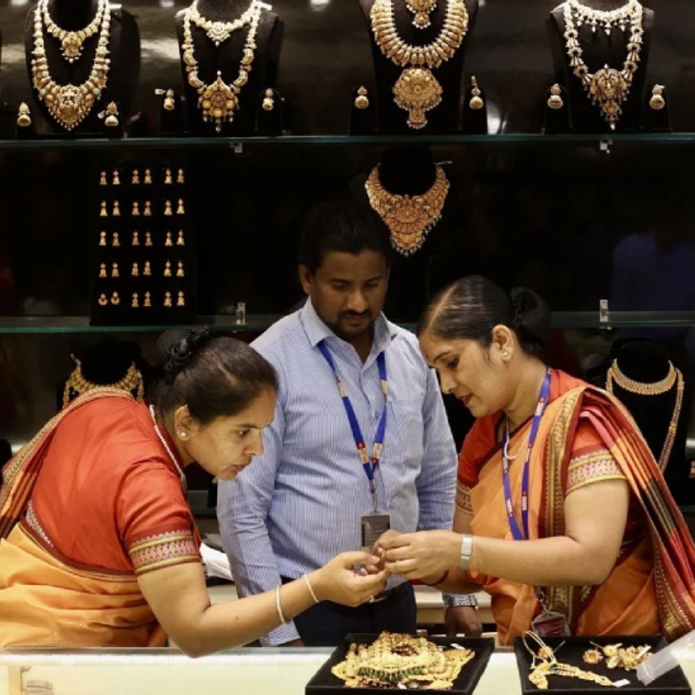 સોનું ₹927 ઘટીને ₹1.51 લાખ પર આવ્યું:ચાંદી ₹4,700 સસ્તી, ₹2.43 લાખ પર આવી; આ વર્ષે સોનું ₹18 હજાર મોંઘું થયું
