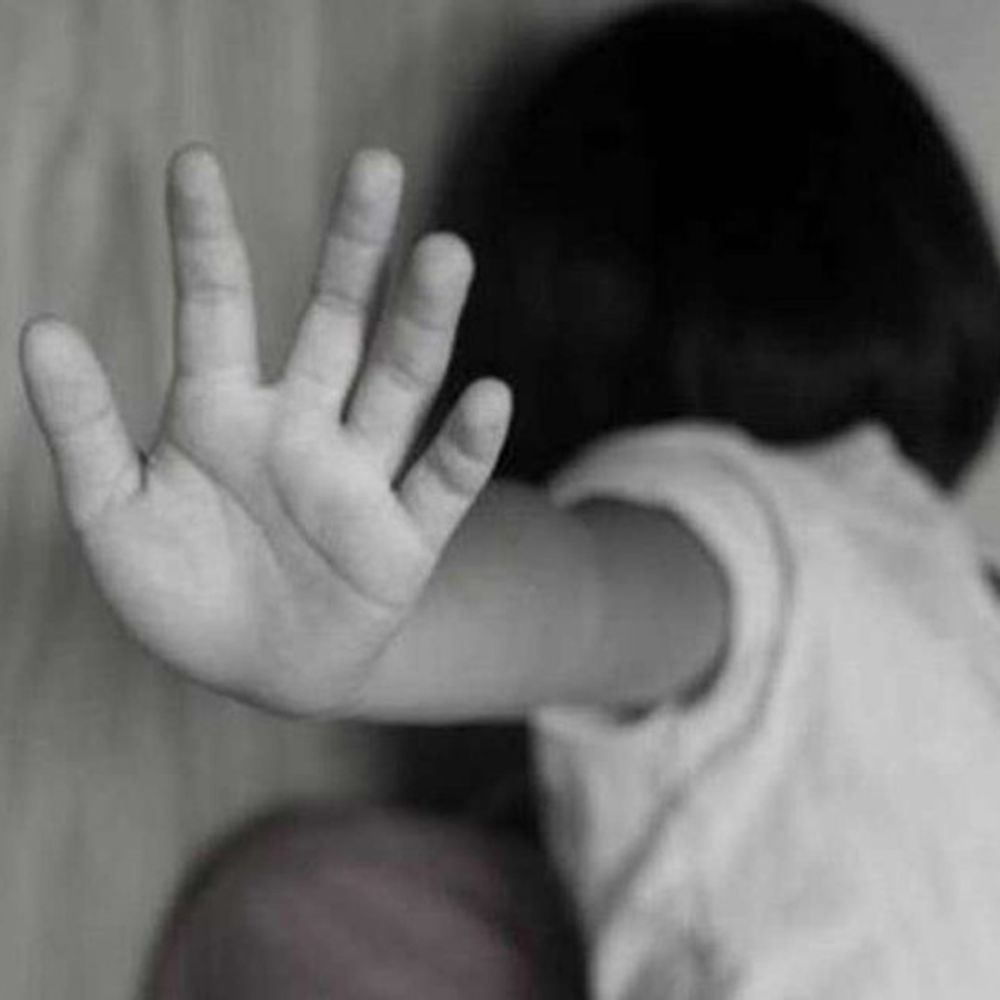 સુરતમાં 3 વર્ષની બાળકી સાથે દુષ્કર્મ:માતાએ નરાધમને રંગેહાથ ઝડપ્યો, લોકોએ મેથીપાક ચખાડ્યો; મોહમ્મદ હસામુદીનની ધરપકડ