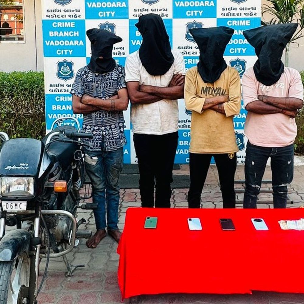 વડોદરામાં લૂંટ અને વાહનચોરીના ગુનાઓનો ભેદ ઉકેલાયો:ખિસકોલી સર્કલ પાસે એકટીવા રોકીને યુવક પાસેથી મોબાઇલ અને રોકડ રકમની લૂંટ કરનાર 4 શખ્સોની ધરપકડ, 56,220 રૂપિયાનો મુદ્દામાલ જપ્ત