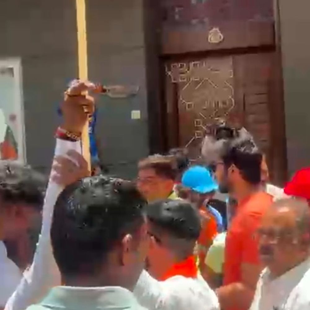 યુવકે બૂમ પાડીને કહ્યું- 'ભાજપ ગામમાં નહીં':બીલ ગામમાં ભાજપના નેતાઓ અને કાર્યકરો પ્રચાર માટે આવતા વિરોધનો સામનો કરવો પડ્યો, વાતાવરણ તંગ બન્યું