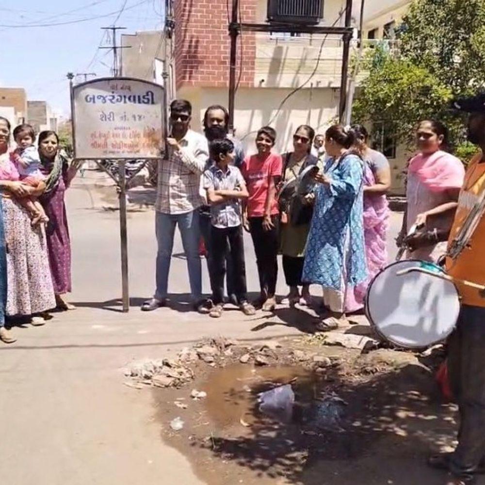 થાળી-વેલણ અને ઢોલ વગાડીને વિરોધ:રાજકોટનાં બજરંગવાડીમાં પ્રાથમિક સુવિધાનાં અભાવે સ્થાનિકોમાં ભારે રોષ, વોર્ડમાં ચાર પૈકી ત્રણ કોર્પોરેટરો પાસે મહત્વના હોદ્દાઓ હોવા છતાં વિકાસ નહીં થયાનો આરોપ