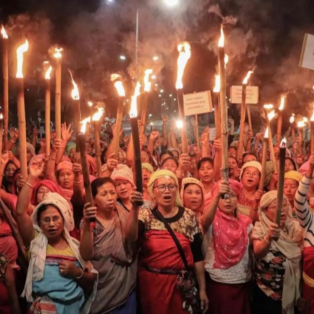 મણિપુરમાં મેઇરા પાઇબીની મહિલાઓ રસ્તાઓ પર ઉતરી:દિવસ દરમિયાન રસ્તાઓ રોકીને ધરણા, રાત્રે મશાલ રેલીઓથી કાયદો અને વ્યવસ્થા સંભાળી રહી છે