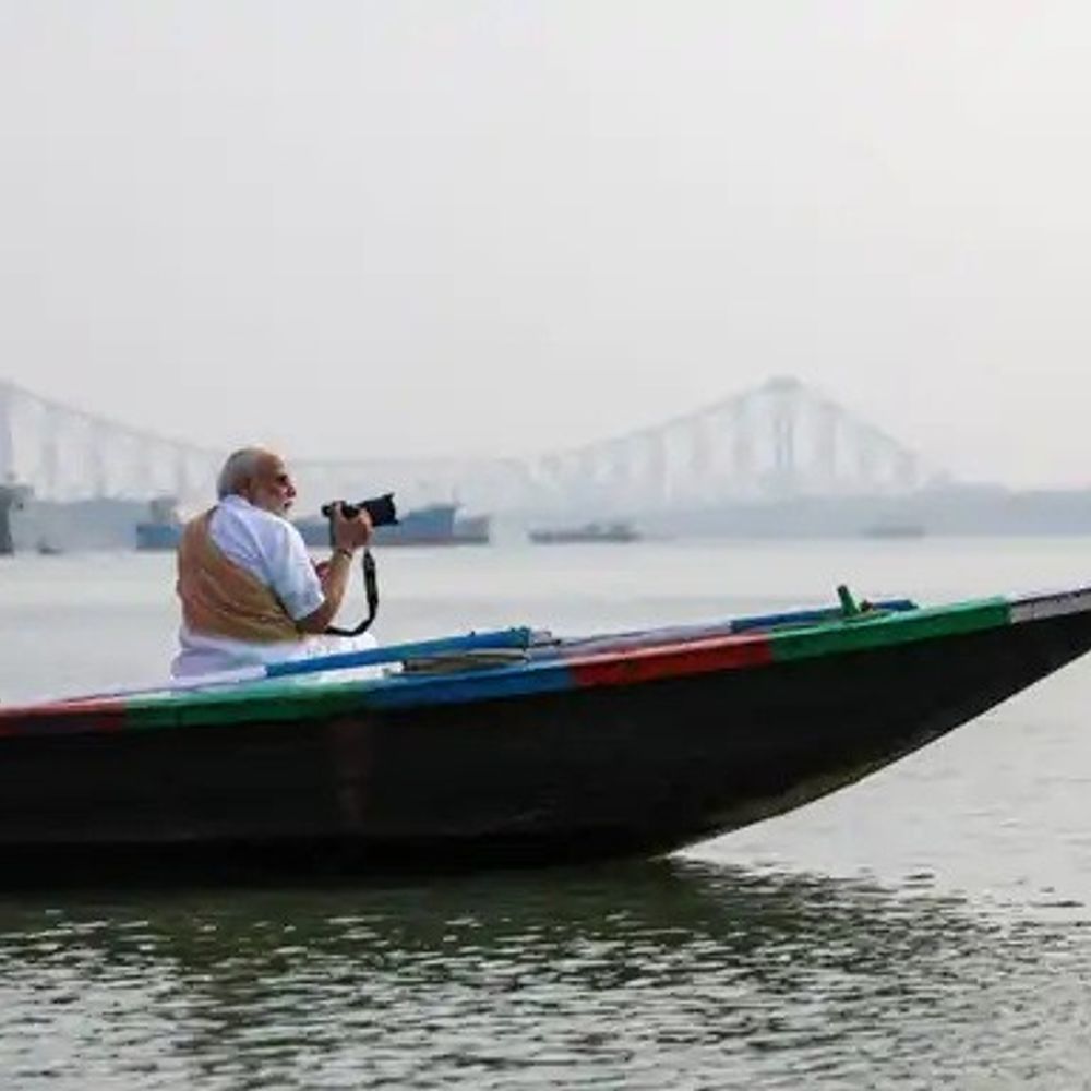 PM મોદીએ હુગલી નદીમાં હોડીમાં સવારી કરી:નાવિકોને પણ મળ્યા; અમિત શાહે કહ્યું- મમતાના ગુંડાઓને ઊંધા લટકાવીને સીધા કરીશું