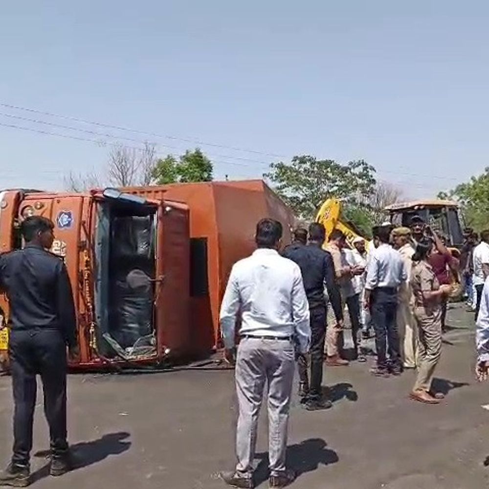 બોટાદમાં પોલીસ અશ્વ વાન અકસ્માતના CCTV ફૂટેજ સામે આવ્યા:મુખ્યમંત્રીના બંદોબસ્તમાં જતી વાનને અકસ્માત થયો હતો, એક અશ્વનું મોત