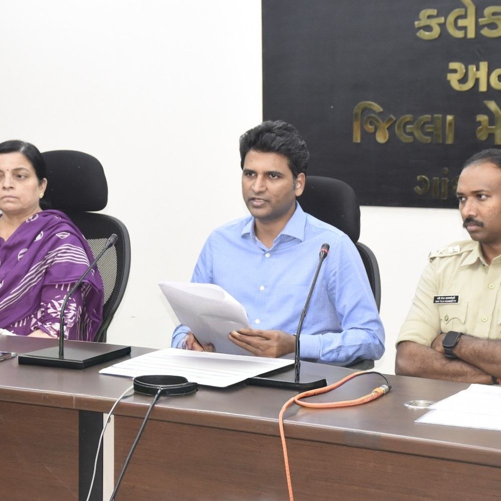 ગાંધીનગર જિલ્લામાં 26 એપ્રિલે ચૂંટણીનો જંગ:જિલ્લા કલેક્ટરની અધ્યક્ષતામાં બેઠક, ચૂંટણી પ્રક્રિયા, સ્ટાફની ફાળવણી અને સુરક્ષા વ્યવસ્થાની સમીક્ષા કરાઈ