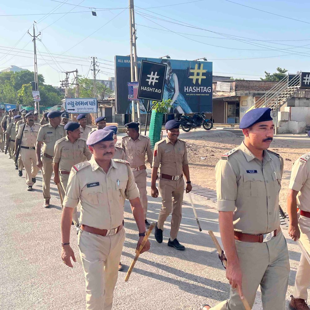 પાલનપુરમાં ચૂંટણી પહેલા કાયદો વ્યવસ્થા જાળવવા કવાયત:પશ્ચિમ પોલીસે સંવેદનશીલ વિસ્તારોમાં ફૂટ પેટ્રોલિંગ કર્યું