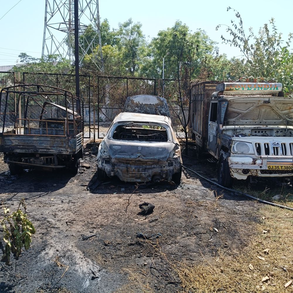 આગ લાગી:કરમસદ પોલીસે જપ્ત કરેલા વાહનોમાં આગ લાગી :3 ટેમ્પો- એક કાર ખાખ