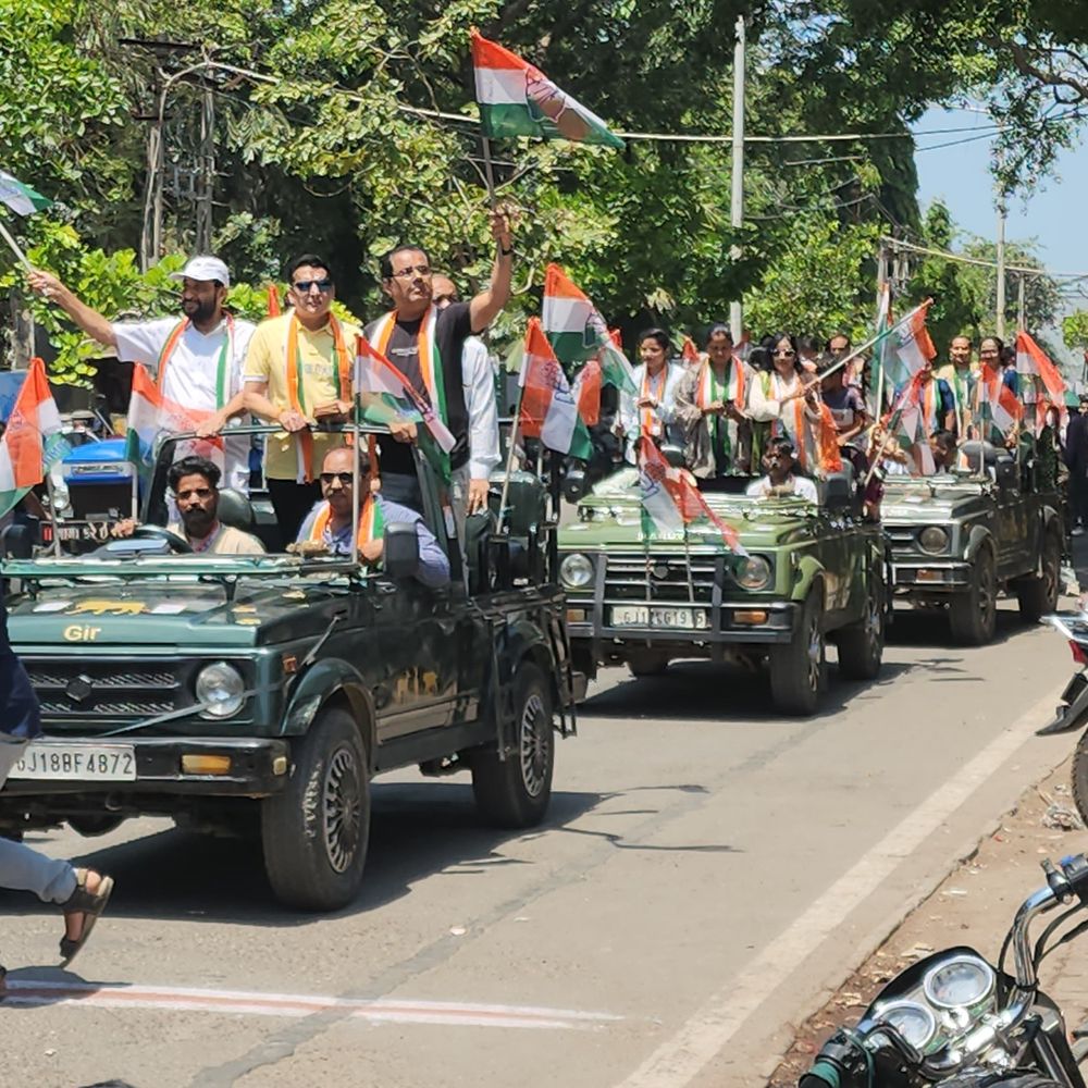 વેરાવળમાં કોંગ્રેસનું શક્તિપ્રદર્શન, અંતિમ દિવસે ભવ્ય બાઇકરેલી સાથે રોડ શો:સાંજે 5 વાગ્યે પ્રચાર પર પ્રતિબંધ પહેલા કોંગ્રેસે એડીચોટીનું જોર લગાવ્યું