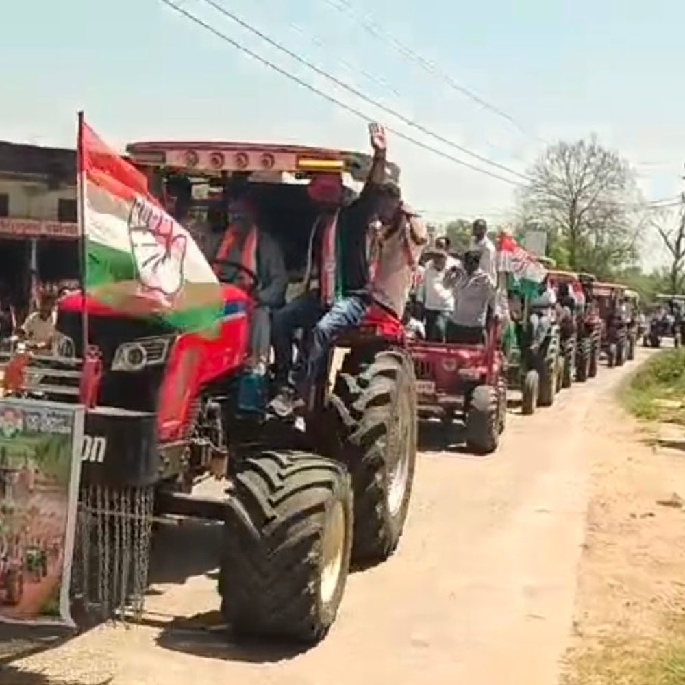 ધારાસભ્ય ગુલાબસિંહ ચૌહાણ ટ્રેક્ટર ચલાવી રેલીમાં જોડાયા:કોઠંબા જિલ્લા પંચાયત સીટ પર કોંગ્રેસની ભવ્ય રેલી