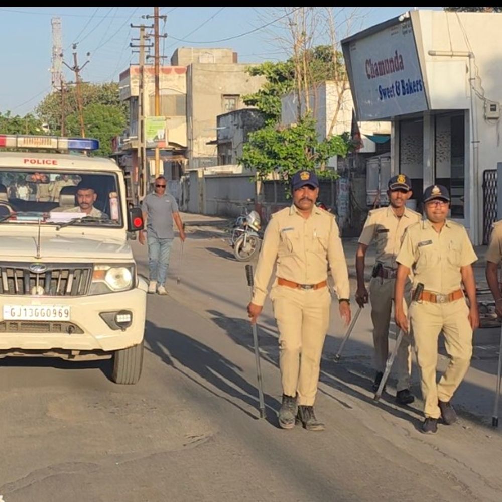 ચૂંટણી પહેલા જોરાવરનગર પોલીસનું ફૂટ પેટ્રોલિંગ:રતનપર-જોરાવરનગરના વિસ્તારોમાં 90 પોલીસકર્મીઓ સાથે કાયદો-વ્યવસ્થા જાળવવા પેટ્રોલિંગ