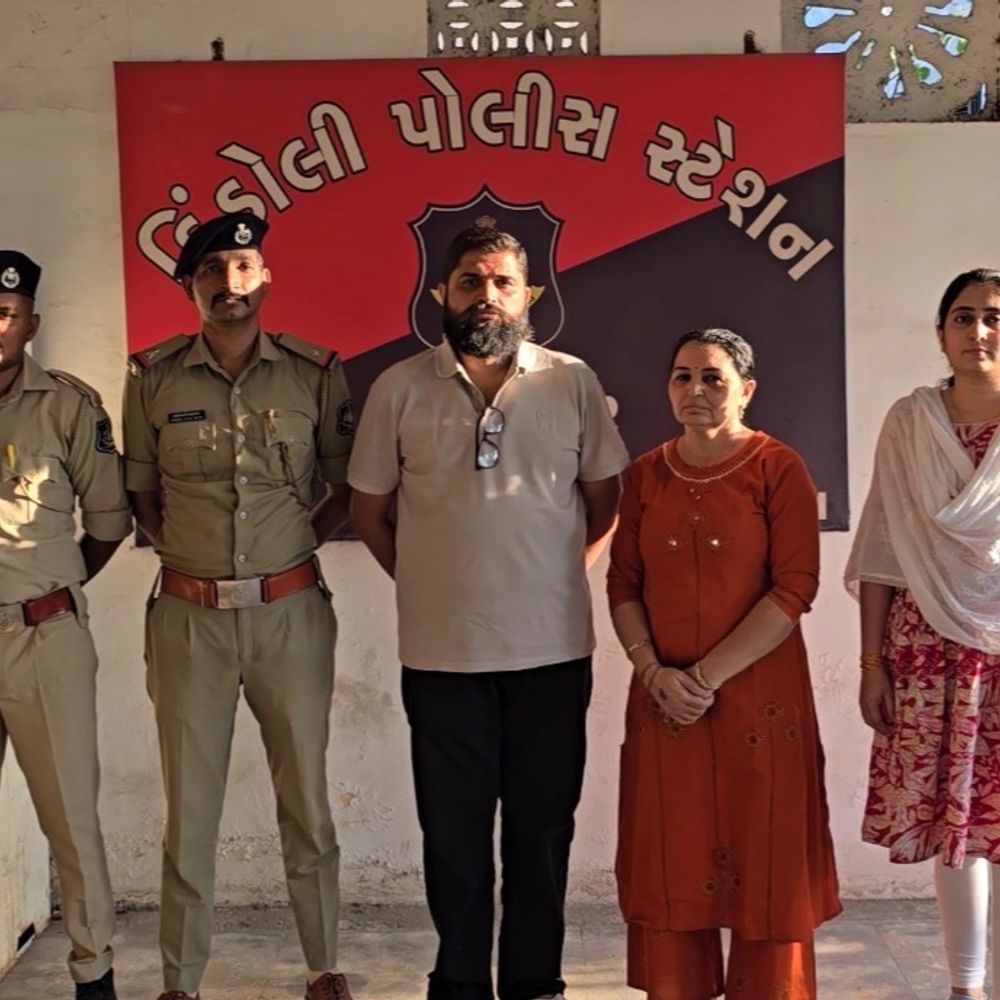 રાજકોટમાં કરોડોનું ફુલેકું ફેરવનાર પાંભર દંપતી સુરતમાં ઝડપાયું:પાસપોર્ટ ખોવાઈ ગયાનું ખોટુ સોગંદનામુ કરી દુબઈ ફરી આવ્યા, સાક્ષીની સતર્કતાથી ભાંડો ફૂટ્યો