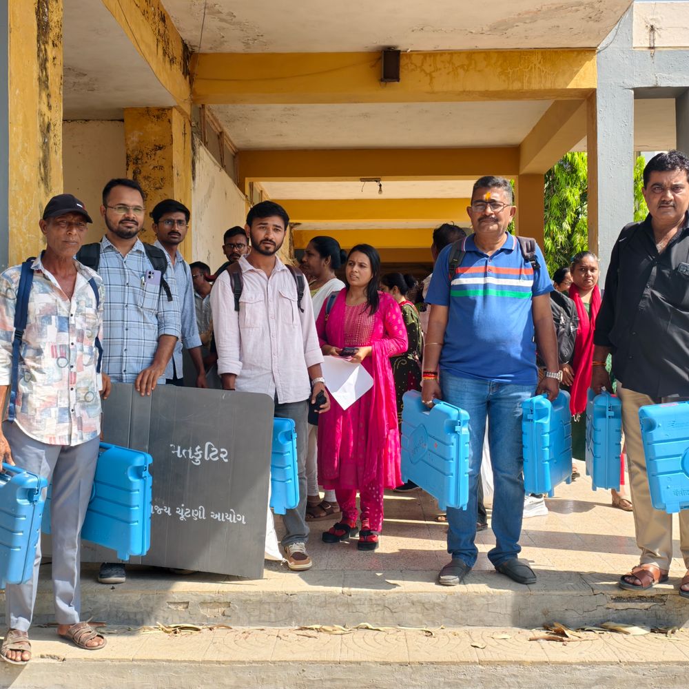 પોરબંદરમાં સ્થાનિક સ્વરાજ્ય ચૂંટણી માટે EVM લઈ સ્ટાફ રવાના:ડિસ્પેચિંગ સેન્ટર પરથી મતદાન મથકોએ સામગ્રી પહોંચાડાઈ, આવતીકાલે મતદાન યોજાશે
