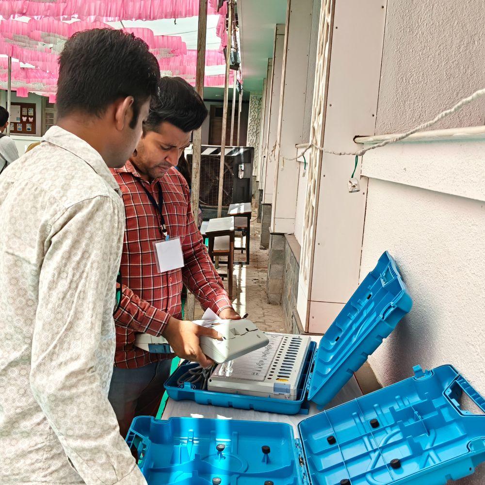 રાજકોટના 1014 મતદાન મથકો પર EVM ડિસ્પેચિંગ:26મી એપ્રિલે પહેલા મતદાન, પછી બીજા કામ કરવાની કલેક્ટરની અપીલ, પોલિંગ સ્ટેશન પર પીવાનું પાણી, ORS, મેડિકલ કીટની વ્યવસ્થા કરાઈ