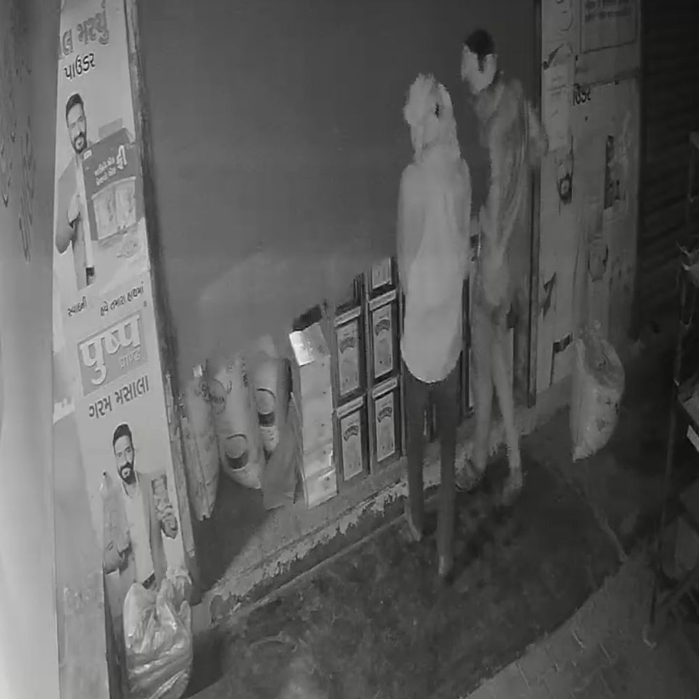 વડોદરાના બાજવામાં તસ્કરોએ 5 દુકાનોને નિશાન બનાવી:એક સાથે 5 દુકાનોના તાળા તૂટતા વેપારીઓમાં રોષ, બાઇકની પણ ચોરી થઈ, ઘટના CCTVમાં કેદ