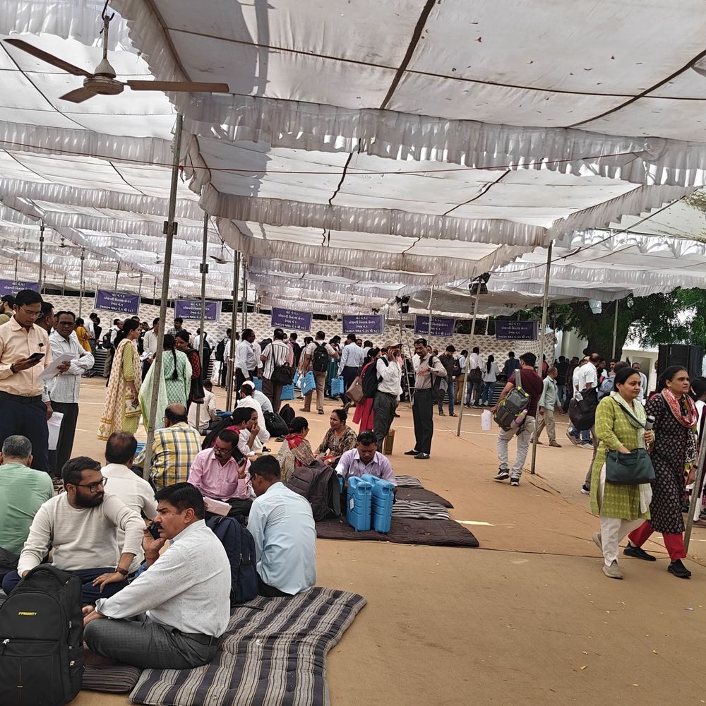 સ્થાનિક સ્વરાજ્યની ચૂંટણીની પૂર્વ તૈયારી:EVM અને ચૂંટણી સામગ્રીનું વિતરણ કરાયું, જિલ્લામાં 18 ડિસ્પેચ સેન્ટર કાર્યરત કરાયા