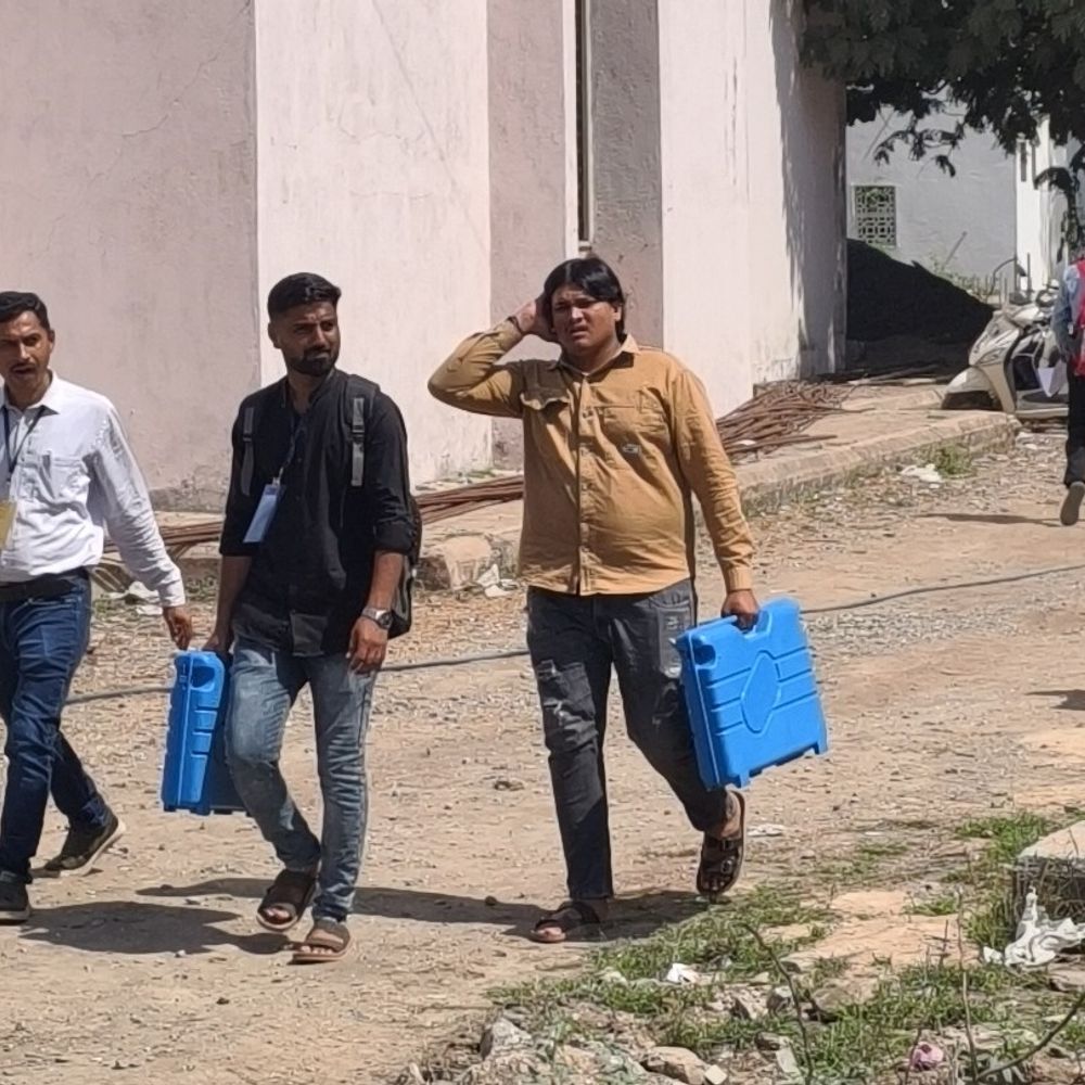 પોરબંદરમાં સ્થાનિક સ્વરાજ્ય ચૂંટણી માટે મતદાન શરૂ, જેમાં 1.43 લાખથી વધુ મતદારો ભાગ લેશે.