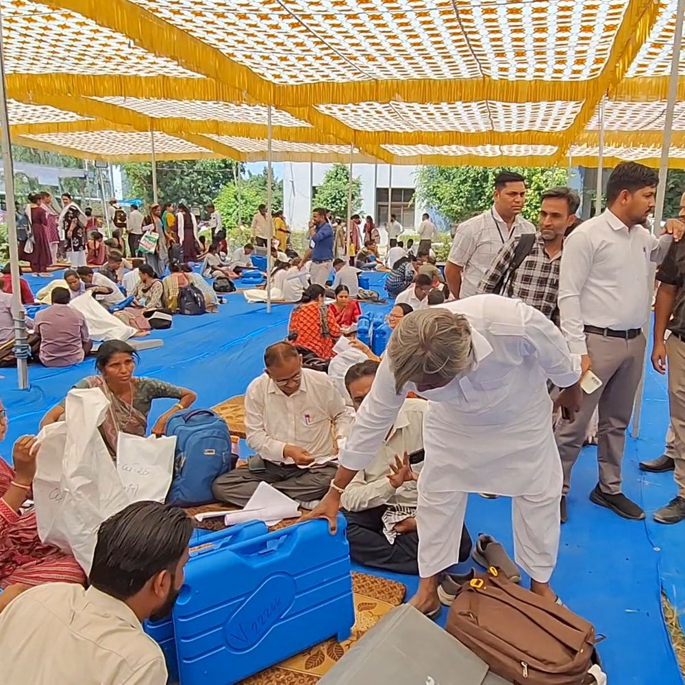 છોટા ઉદેપુરમાં સ્થાનિક સ્વરાજ્ય ચૂંટણી માટે EVM ડિસ્પેચિંગ શરૂ:આવતીકાલે 1062 મતદાન મથકો પર મતદાન, 5,210 પોલિંગ સ્ટાફ અને 1,878 પોલીસકર્મી તૈનાત થશે