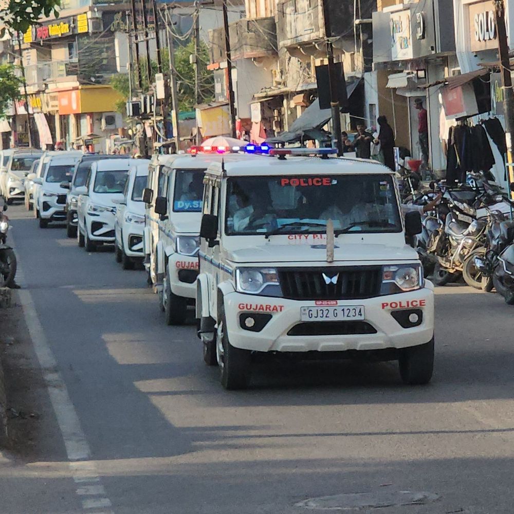 વેરાવળમાં ચૂંટણી પૂર્વે પોલીસની ફ્લેગ માર્ચ:સંવેદનશીલ વિસ્તારોમાં કડક પેટ્રોલિંગ, શાંતિપૂર્ણ અને નિષ્પક્ષ ચૂંટણી માટે તંત્ર સજ્જ