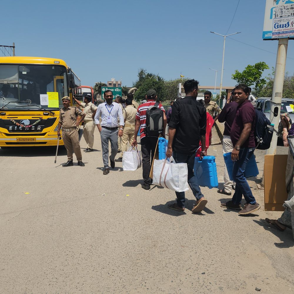 ગીરસોમનાથમાં મતદાન માટે તંત્ર સજ્જ:6 હજારથી વધુ સ્ટાફ, 2300 પોલીસ જવાન EVM મથકો તરફ રવાના