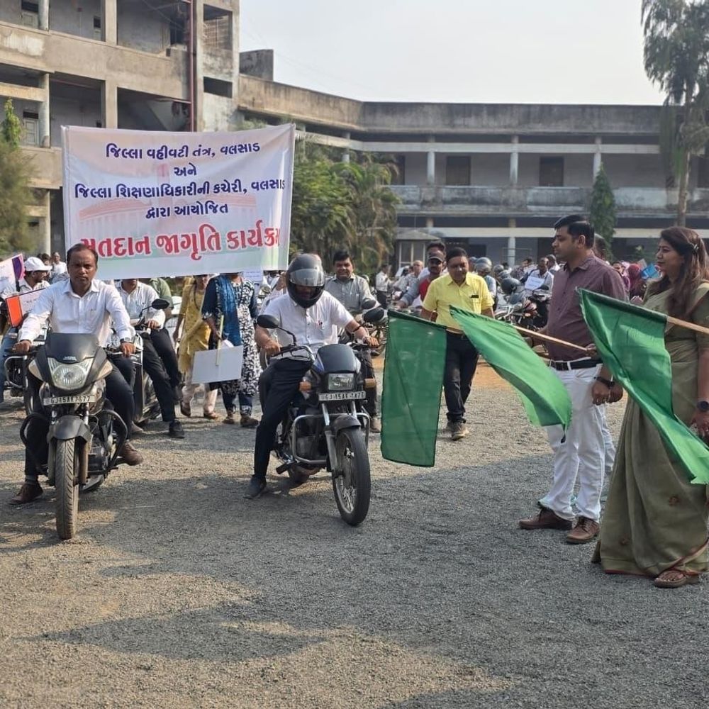 વાપીમાં 400થી વધુ શિક્ષકોએ મતદાન જાગૃતિ અભિયાન ચલાવ્યું:બાઈક રેલી અને સ્ટ્રીટ પ્લે દ્વારા લોકશાહીનો સંદેશ ગુંજ્યો