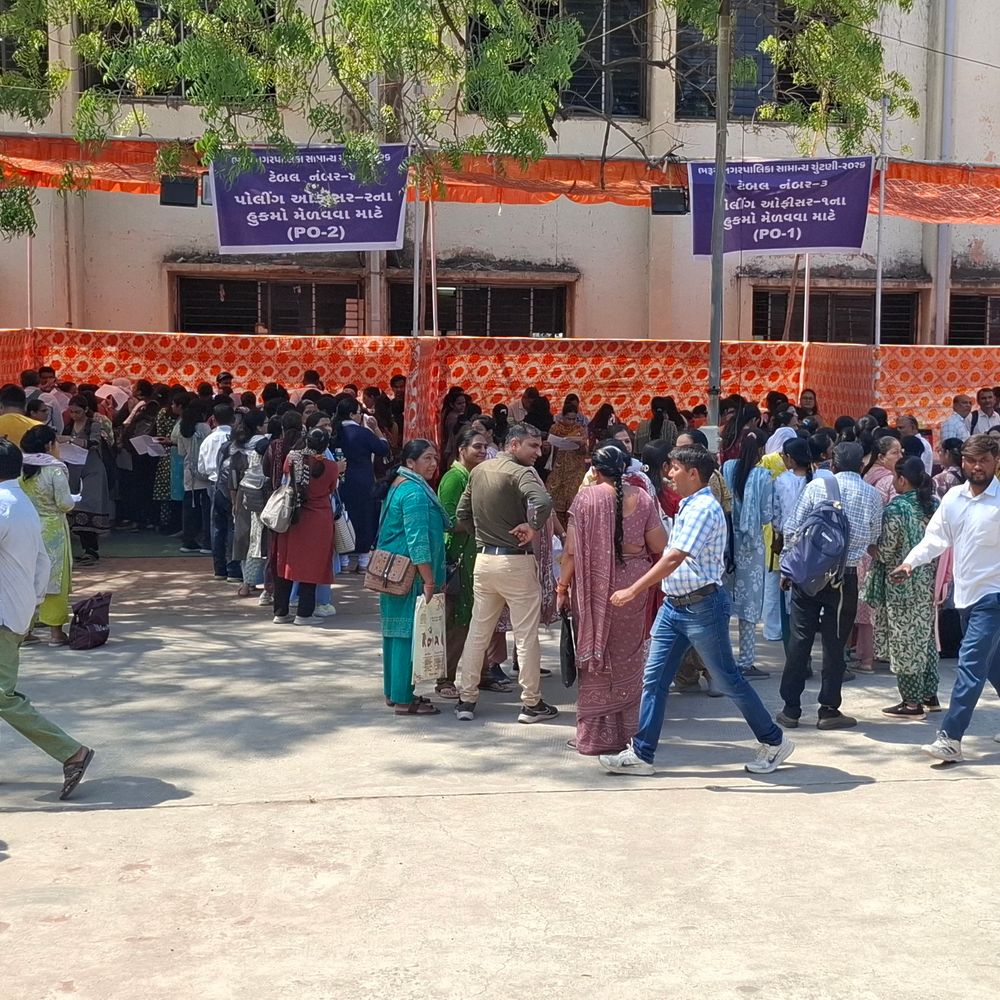 ભરૂચમાં સ્થાનિક સ્વરાજ ચૂંટણી માટે પોલિંગ સ્ટાફ રવાના:કે.જે. પોલીટેકનિક ખાતેથી EVM સહિતની ચૂંટણી સામગ્રી અપાઈ
