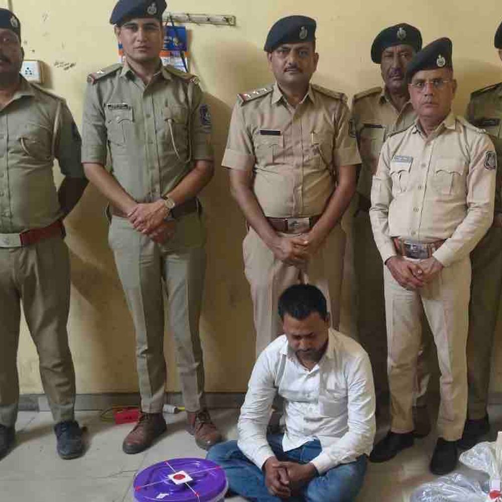 અમીરગઢ ચેકપોસ્ટ પરથી 14 કિલો ચરસ ઝડપાયું:બિહારી શખ્સ જયપુરથી પુણે ચરસની ડિલિવરી કરવા જતો હતો; દેશી પિસ્તોલ અને 16 જીવતા કારતૂસ મળી આવ્યા