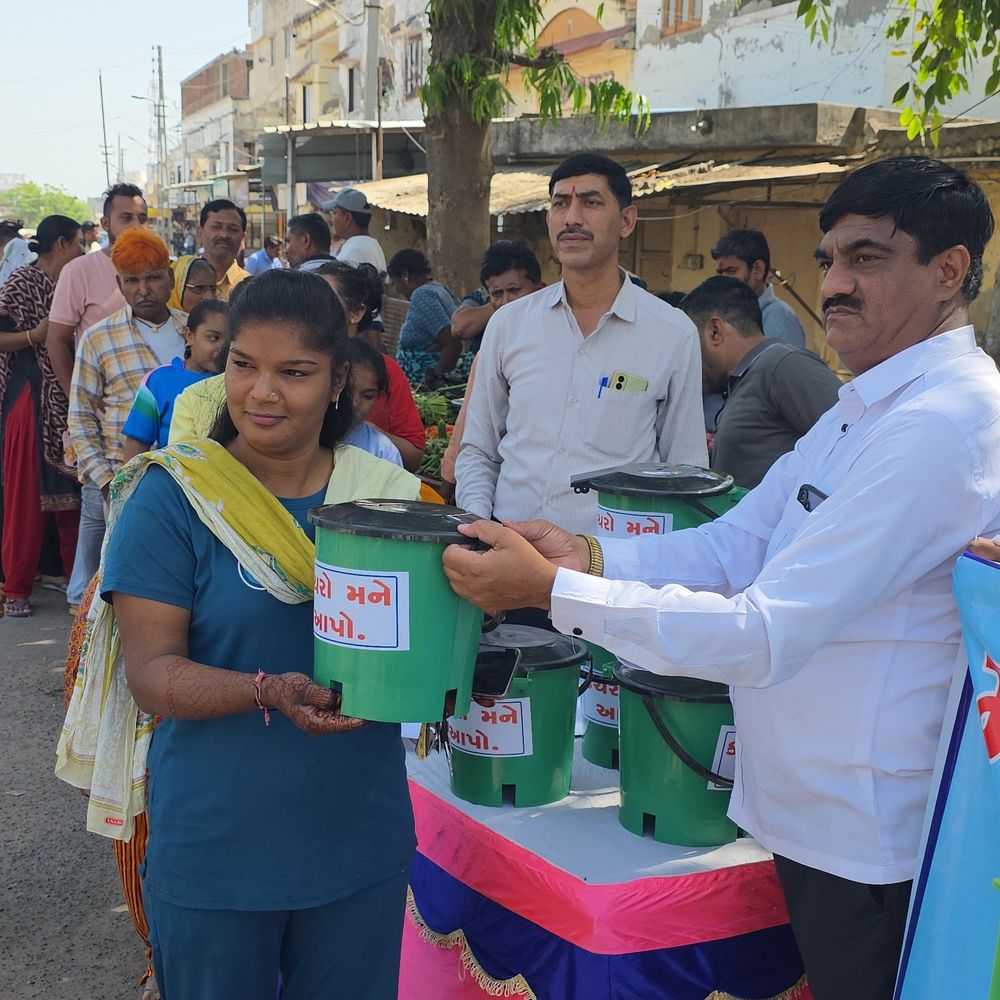 પાટણમાં પાલિકાની નિષ્ફળતા: સંસ્થાએ ડસ્ટબિનનું વિતરણ કર્યું:સરકારી યોજનાના ડસ્ટબિન ન મળતા લોકો ઉમટ્યા, તંત્ર સામે રોષ