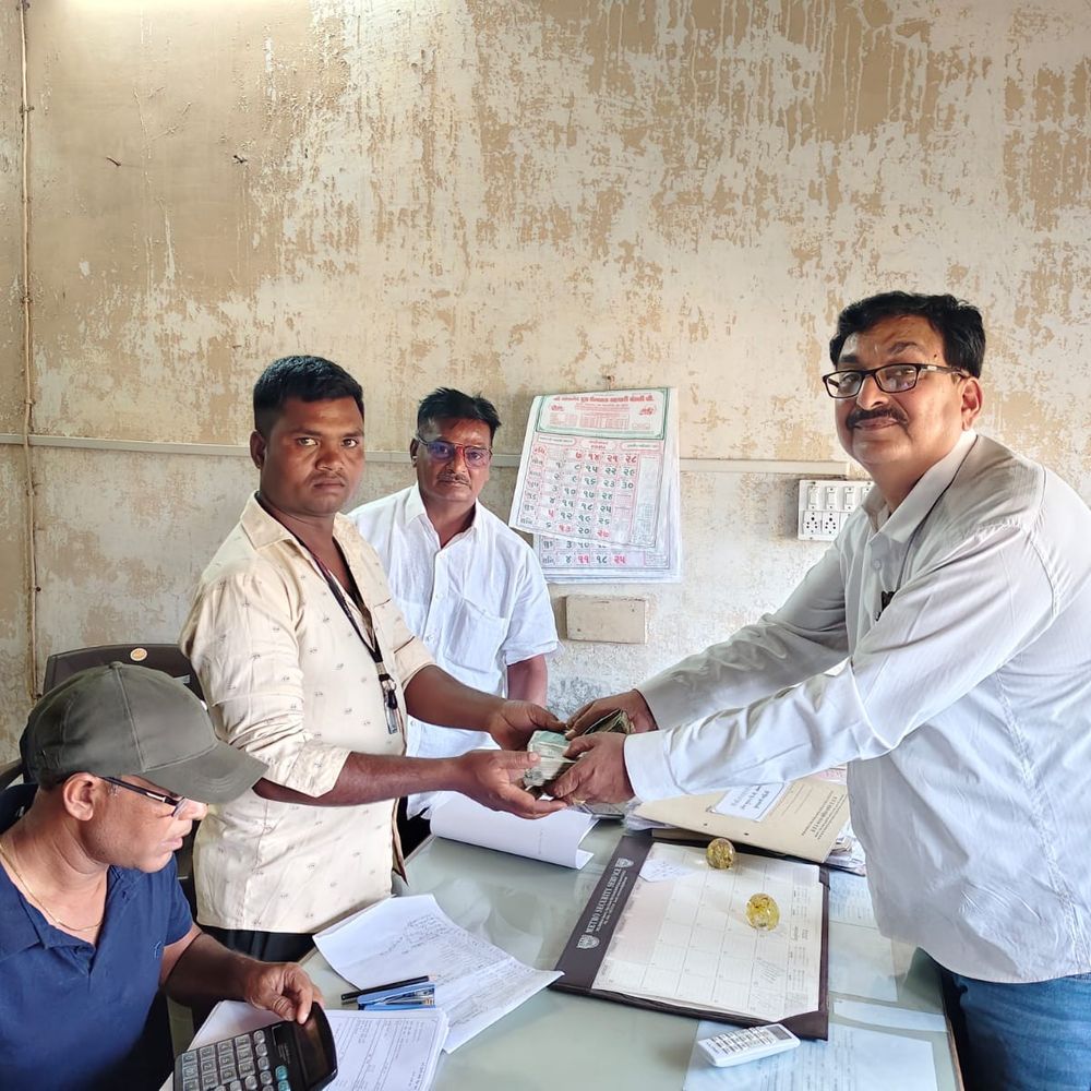 વ્યારા સુગર ફેક્ટરીના મજૂરોની જીત:પોલીસની મધ્યસ્થી બાદ ₹51.33 લાખની બાકી મજૂરી ચૂકવાઈ, મિલના કમ્પાઉન્ડમાં જ ભૂખ્યા-તરસ્યા બેસી રહ્યા હતા