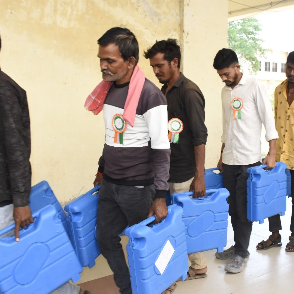 ગાંધીનગર જિલ્લામાં લોકશાહીના પર્વની તૈયારીઓ પૂર્ણ:ચારેય તાલુકામાં ચુસ્ત પોલીસ બંદોબસ્ત વચ્ચે ઈવીએમ રવાના, સંવેદનશીલ મથકો પર વિશેષ તકેદારી રખાશે