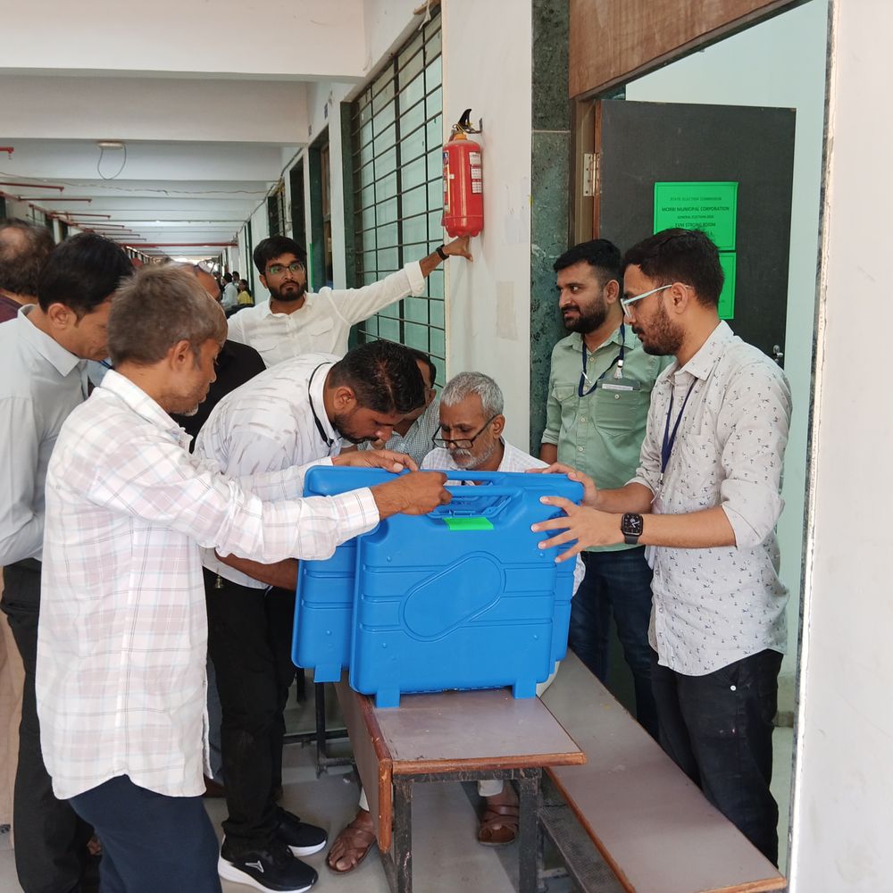 મોરબીમાં સ્થાનિક સ્વરાજ ચૂંટણી માટે સ્ટાફ-મશીનરી રવાના:857 મતદાન મથકો પર વ્યવસ્થા, 225 સંવેદનશીલ જાહેર