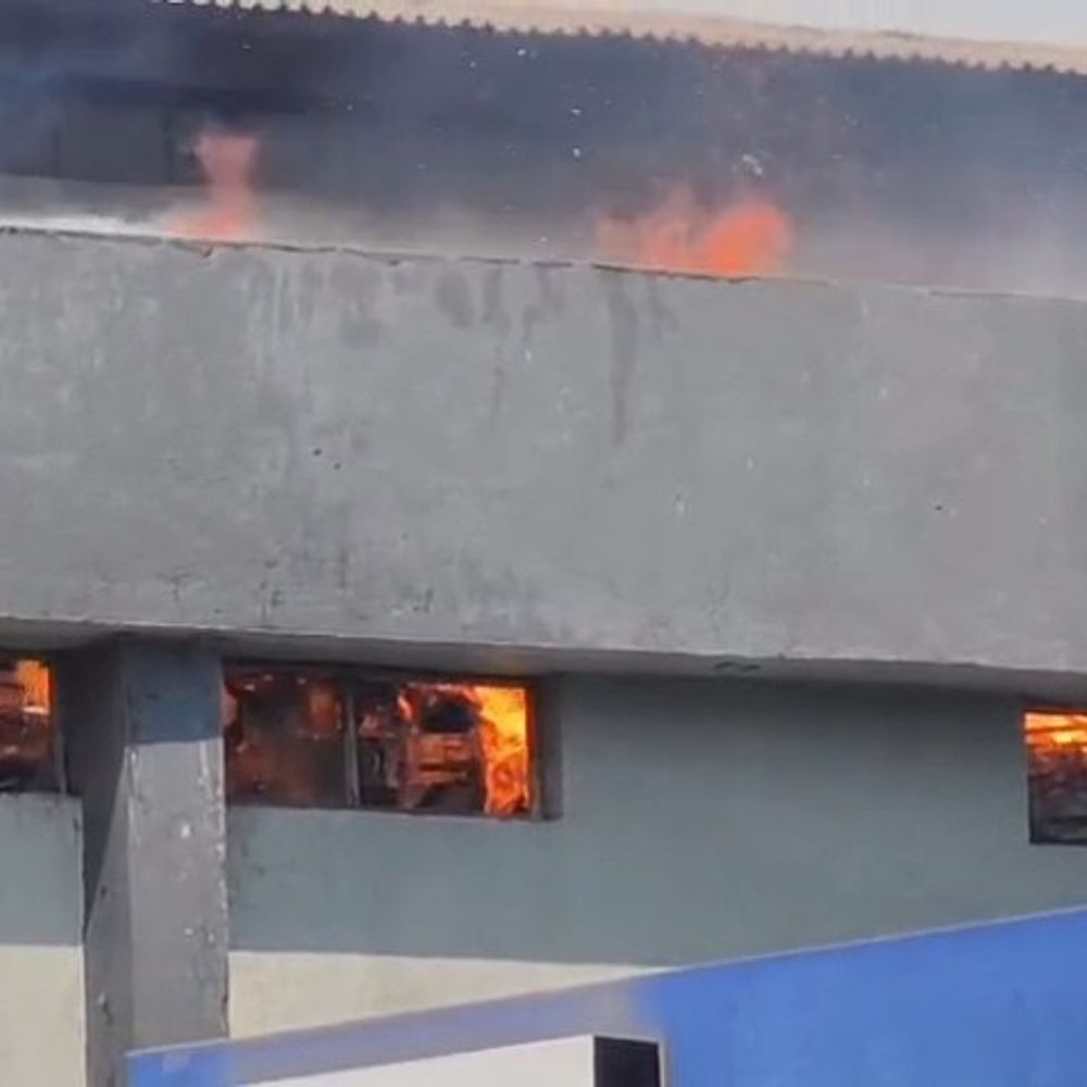 વાપી GIDCની ક્રિએટિવ ટેક્સટાઈલમાં ભીષણ આગ:વર્ષમાં ત્રીજી વાર ઘટના, વીમા કૌભાંડની શંકા અને કામદારોમાં રોષ