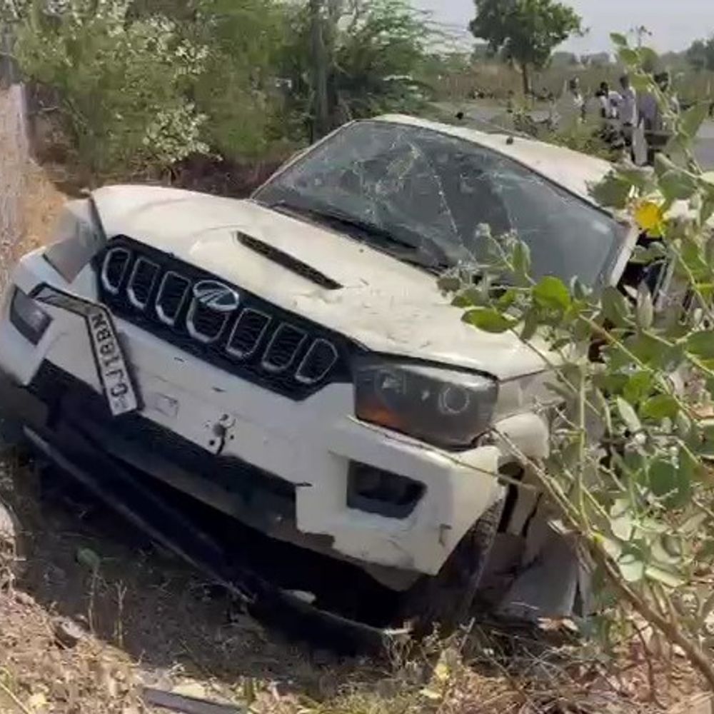 દારૂ ભરેલી કારે બાઇકને ટક્કર મારી, મહિલા ઘાયલ:કાર પલટી મારી ગઈ, પીછો કરી રહેલી પોલીસ ઘટનાસ્થળે પહોંચી