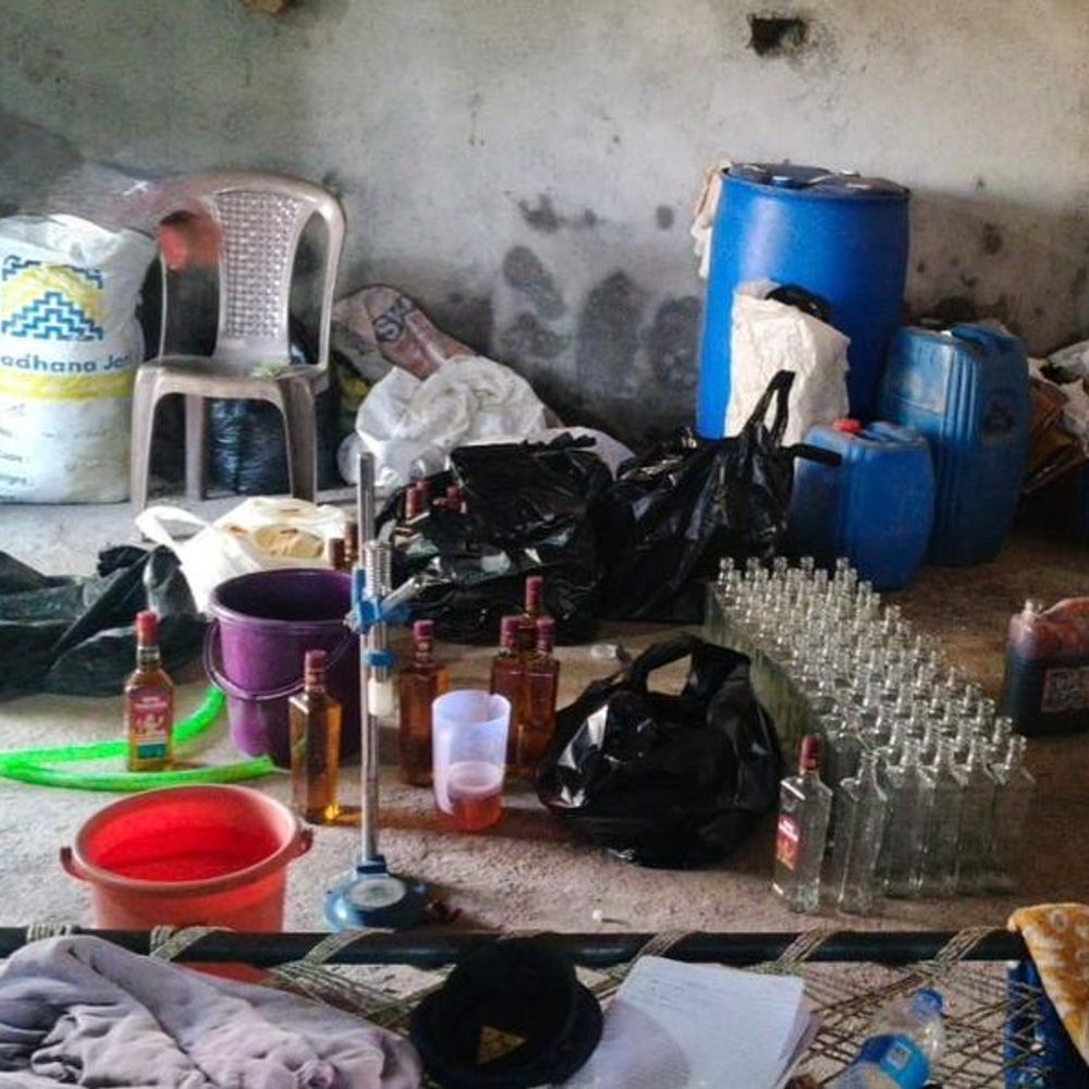 સોનગઢમાં ચિકન સેન્ટરની આડમાં દારૂની ફેક્ટરી:LCBએ આમલીપાડા ગામે બનાવતો નકલી ઇંગ્લિશ દારૂ ઝડપ્યો, 2 પકડાયા, મુખ્ય સૂત્રધાર સિકંદર સહિત 4 વોન્ટેડ