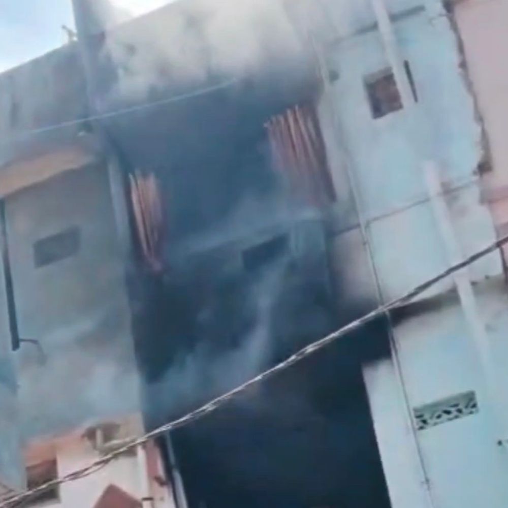 ગોધરાના શિકારી મોહલ્લામાં રહેણાક મકાનમાં આગ લાગી:શોર્ટ સર્કિટના કારણે આગ લાગી હોવાનું અનુમાન;આગ પર કાબૂ