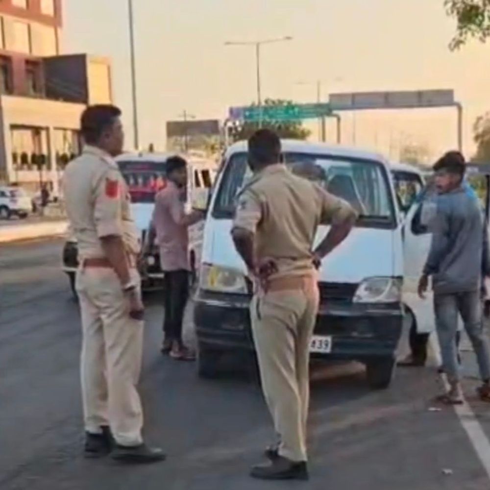 RTO દ્વારા ખાનગી વાહનો રિક્વિઝિશન:ચૂંટણી માટે EVM અને પોલિંગ સ્ટાફને બુથ સુધી પહોંચાડવા અધિગ્રહણ