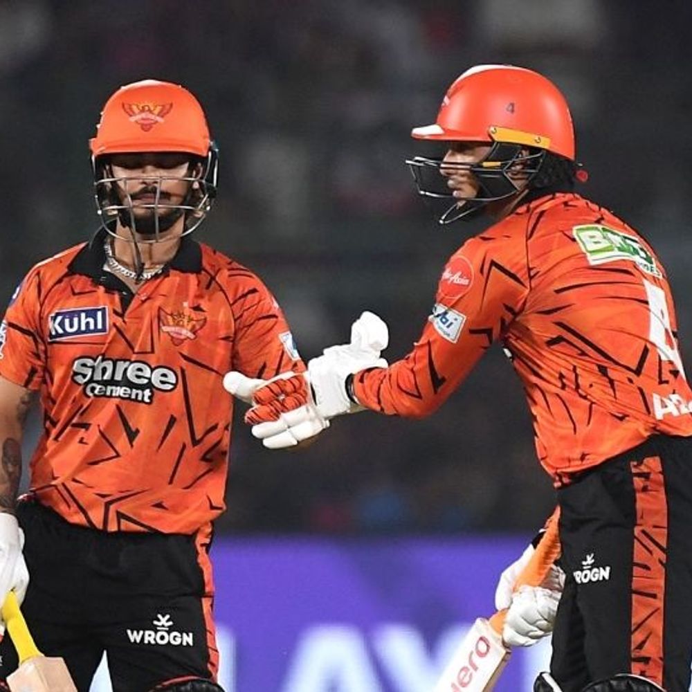 પગમાં ઈજાના કારણે વૈભવને પકડીને બહાર લઈ જવો પડ્યો:અભિષેક શર્મા 57 રન બનાવીને આઉટ, ઈશાન કિશને તોફાની હાફ સેન્ચુરી ફટકારી