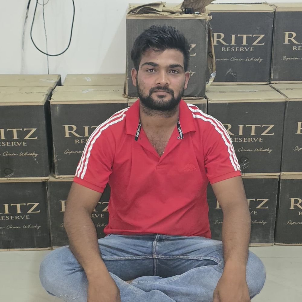 સંખેડા પોલીસે ₹3.96 લાખનો વિદેશી દારૂ ઝડપ્યો:વડોદરા લઈ જવાઈ રહ્યો હતો, એક પકડાયો અને બીજો ફરાર