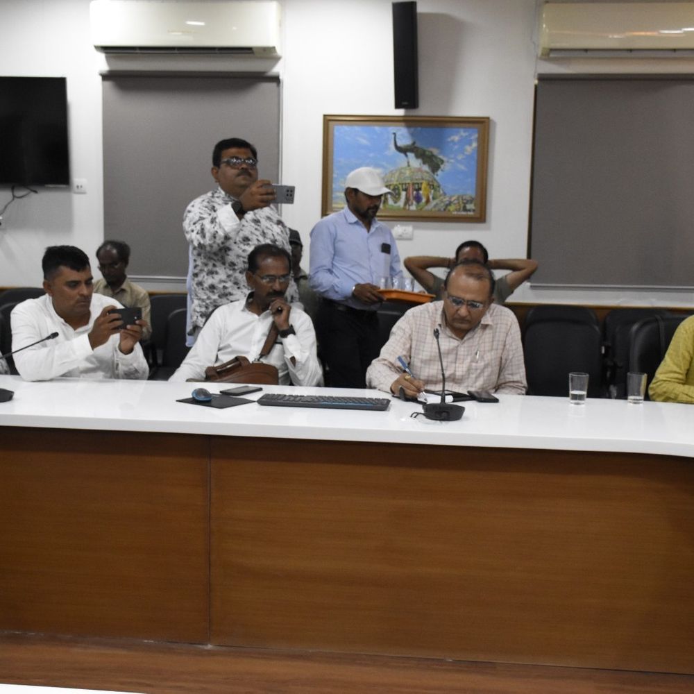 સુરેન્દ્રનગરમાં 11.63 લાખ મતદારો 1329 મથકો પર મતદાન કરશે:હીટવેવને ધ્યાને રાખી ખાસ સુવિધા; 7200 કર્મચારીઓ, 3000 પોલીસ જવાનો તૈનાત