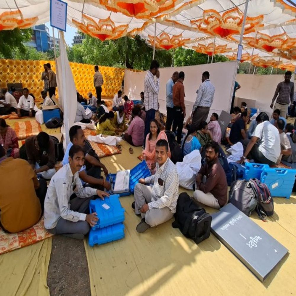 ભાવનગરમાં લોકશાહીનો મહાપર્વ:મહાનગરપાલિકાના 13 વોર્ડ, 10 તાલુકા પંચાયત તથા 3 નગરપાલિકા માટે EVM ફાળવાયા, આવતીકાલે સવારથી 1,984 બૂથ પર 17.31 લાખ મતદારો મતદાન કરશે