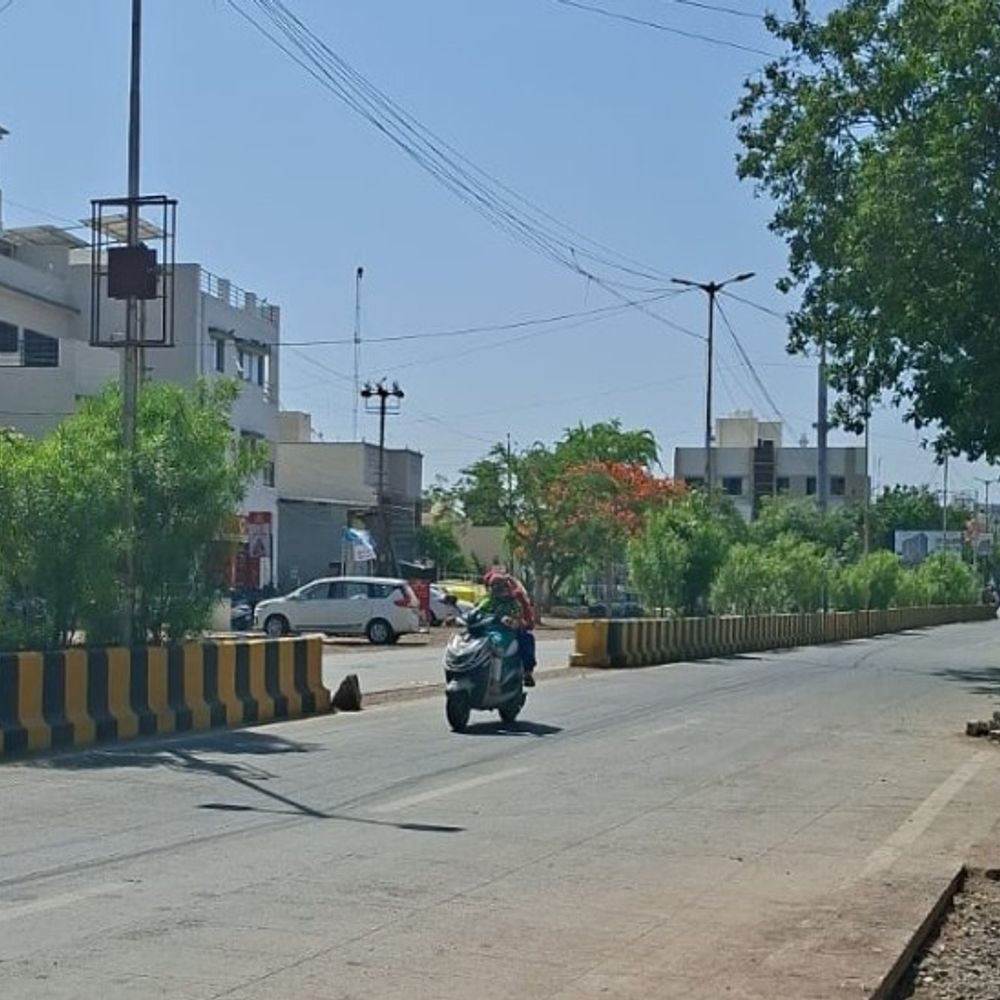 આવતીકાલે ચૂંટણી માં ગરમીનો પારો હજુ વધશે:તાપમાનનો પારો 41.7 ડીગ્રી નોંધાતા શહેરીજનો ગરમીમાં અકળાયા, આભમાંથી અંગાર વરસ્યા