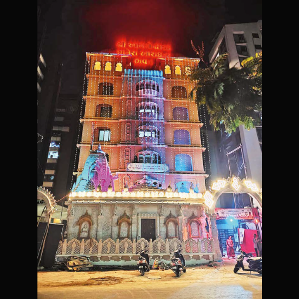 ધાનેરા આરધના ભવન ભક્તોથી ઉભરાયું: વેસુમાં 6 માળના ઉપાશ્રયમાં જિનાલય અને પાર્શ્વનાથ પ્રભુની પ્રતિષ્ઠા થઈ.